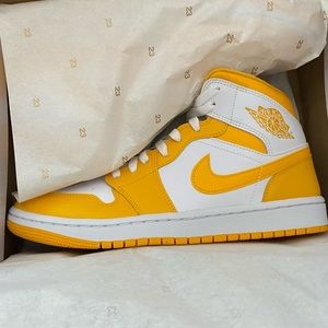 Jordan 1 university Yellow size 9 in men or 10.5 in women
